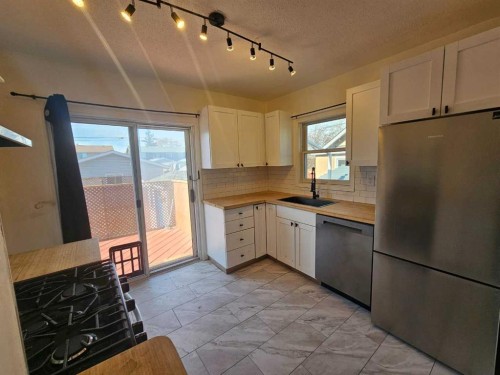 7639 Ogden Road Se, Calgary, AB - Indoor Photo Showing Kitchen