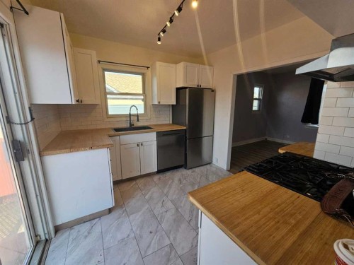7639 Ogden Road Se, Calgary, AB - Indoor Photo Showing Kitchen