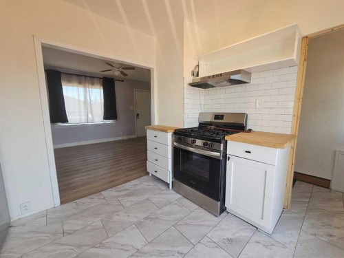7639 Ogden Road Se, Calgary, AB - Indoor Photo Showing Kitchen