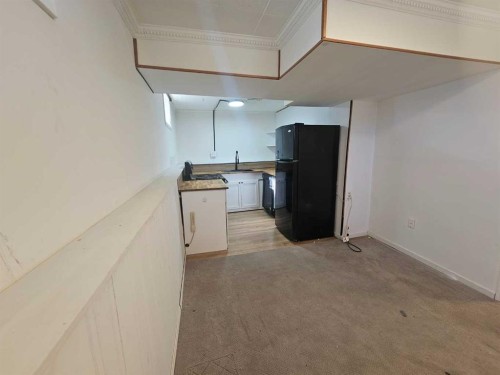 7639 Ogden Road Se, Calgary, AB - Indoor Photo Showing Kitchen