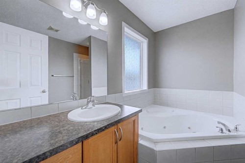 522 Evermeadow Road Sw, Calgary, AB - Indoor Photo Showing Bathroom