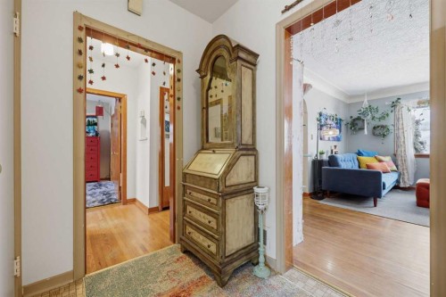 1019 8 Avenue Ne, Calgary, AB - Indoor Photo Showing Other Room