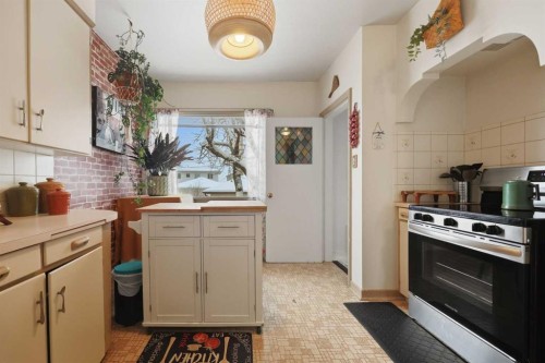 1019 8 Avenue Ne, Calgary, AB - Indoor Photo Showing Kitchen