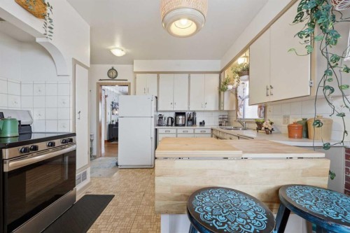 1019 8 Avenue Ne, Calgary, AB - Indoor Photo Showing Kitchen