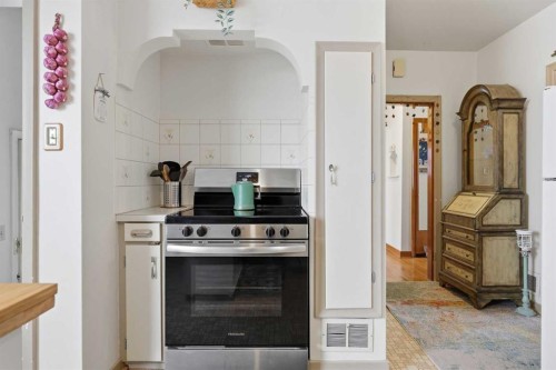 1019 8 Avenue Ne, Calgary, AB - Indoor Photo Showing Kitchen