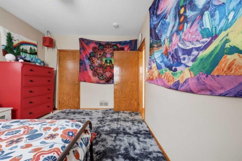 1019 8 Avenue Ne, Calgary, AB - Indoor Photo Showing Bedroom