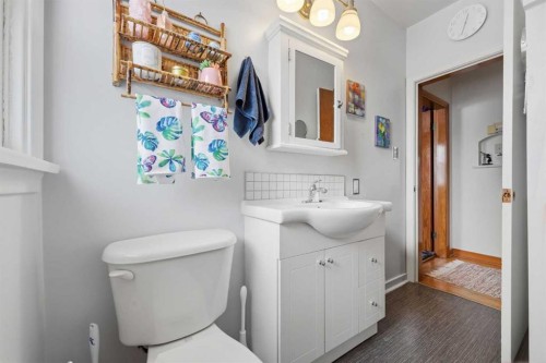 1019 8 Avenue Ne, Calgary, AB - Indoor Photo Showing Bathroom