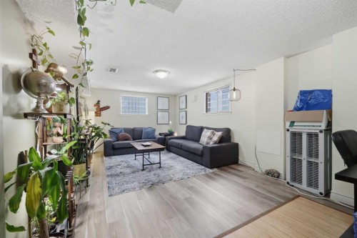 1019 8 Avenue Ne, Calgary, AB - Indoor Photo Showing Other Room