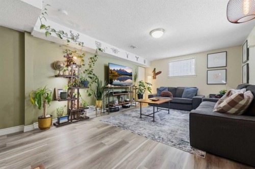 1019 8 Avenue Ne, Calgary, AB - Indoor Photo Showing Living Room