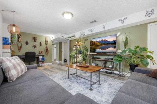 1019 8 Avenue Ne, Calgary, AB - Indoor Photo Showing Living Room