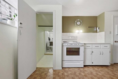 1019 8 Avenue Ne, Calgary, AB - Indoor Photo Showing Kitchen