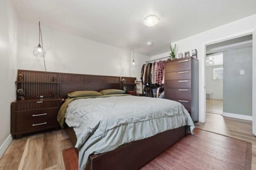 1019 8 Avenue Ne, Calgary, AB - Indoor Photo Showing Bedroom