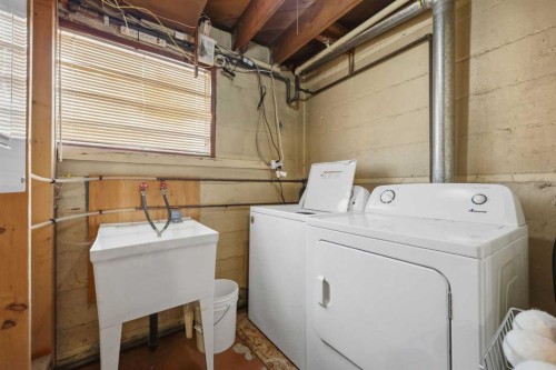 1019 8 Avenue Ne, Calgary, AB - Indoor Photo Showing Laundry Room