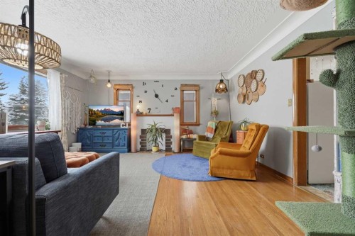 1019 8 Avenue Ne, Calgary, AB - Indoor Photo Showing Living Room
