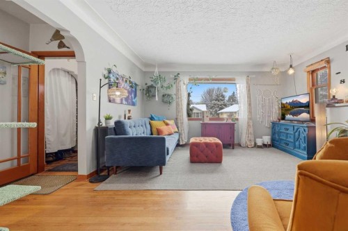 1019 8 Avenue Ne, Calgary, AB - Indoor Photo Showing Living Room