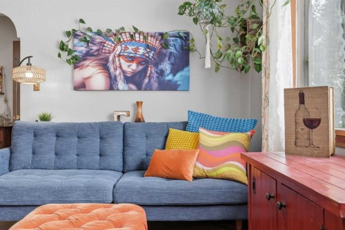 1019 8 Avenue Ne, Calgary, AB - Indoor Photo Showing Living Room