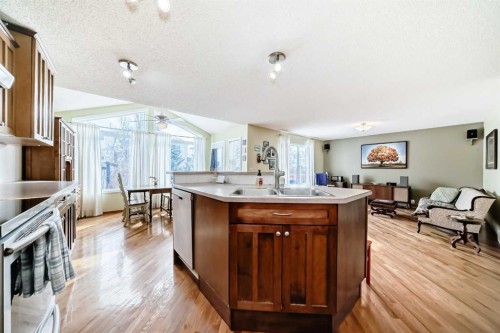 199 Mt Brewster Circle Se, Calgary, AB - Indoor Photo Showing Kitchen