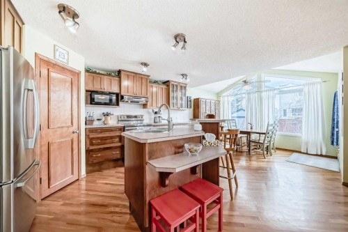 199 Mt Brewster Circle Se, Calgary, AB - Indoor Photo Showing Kitchen