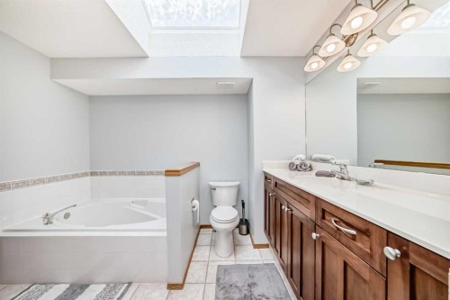 199 Mt Brewster Circle Se, Calgary, AB - Indoor Photo Showing Bathroom