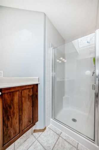 199 Mt Brewster Circle Se, Calgary, AB - Indoor Photo Showing Bathroom