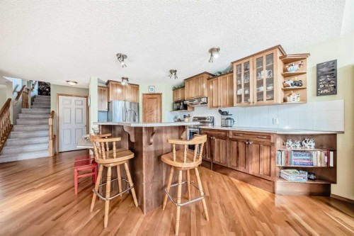 199 Mt Brewster Circle Se, Calgary, AB - Indoor Photo Showing Kitchen