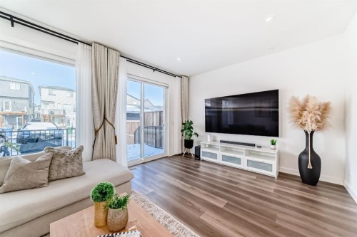 81 Herron Mews Ne, Calgary, AB - Indoor Photo Showing Living Room