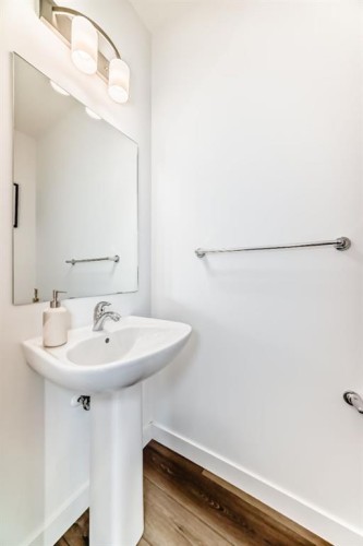 81 Herron Mews Ne, Calgary, AB - Indoor Photo Showing Bathroom