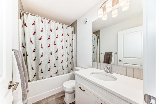 81 Herron Mews Ne, Calgary, AB - Indoor Photo Showing Bathroom