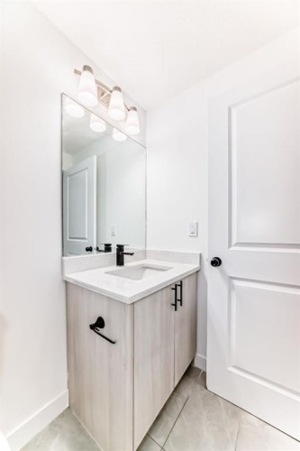 81 Herron Mews Ne, Calgary, AB - Indoor Photo Showing Bathroom