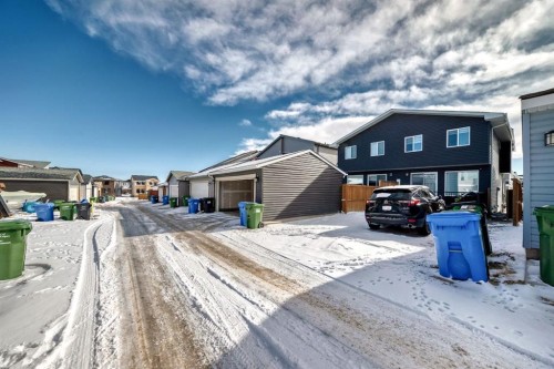81 Herron Mews Ne, Calgary, AB - Outdoor