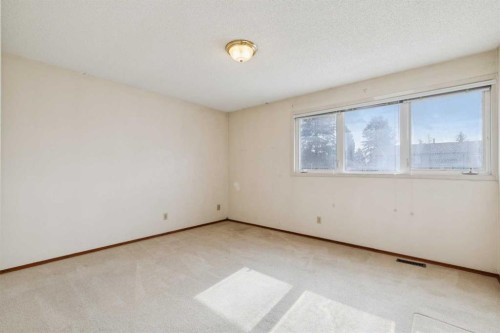 6820 4 Avenue Se, Calgary, AB - Indoor Photo Showing Other Room