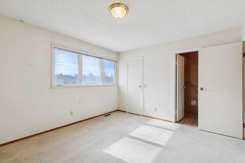 6820 4 Avenue Se, Calgary, AB - Indoor Photo Showing Other Room