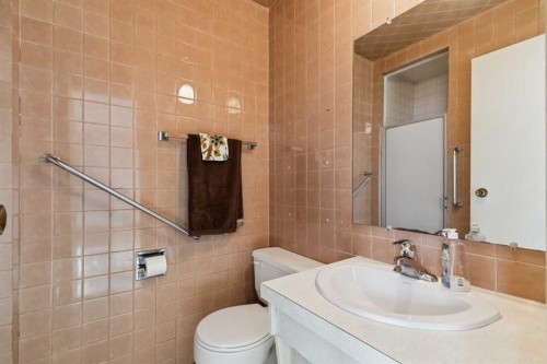 6820 4 Avenue Se, Calgary, AB - Indoor Photo Showing Bathroom