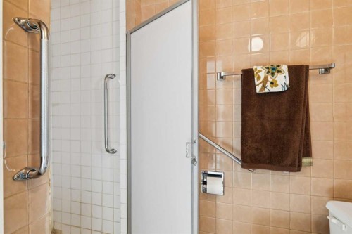 6820 4 Avenue Se, Calgary, AB - Indoor Photo Showing Bathroom