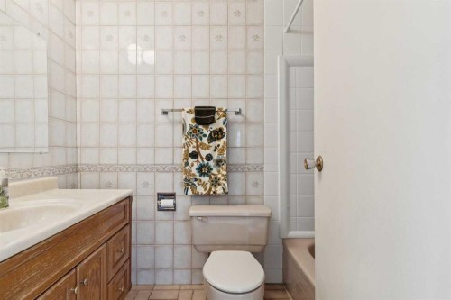 6820 4 Avenue Se, Calgary, AB - Indoor Photo Showing Bathroom