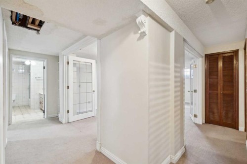 6820 4 Avenue Se, Calgary, AB - Indoor Photo Showing Other Room