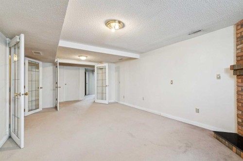 6820 4 Avenue Se, Calgary, AB - Indoor Photo Showing Other Room