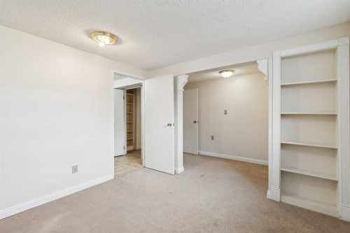 6820 4 Avenue Se, Calgary, AB - Indoor Photo Showing Other Room
