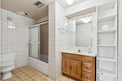 6820 4 Avenue Se, Calgary, AB - Indoor Photo Showing Bathroom