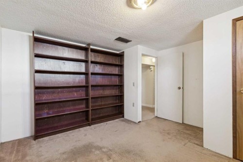 6820 4 Avenue Se, Calgary, AB - Indoor Photo Showing Other Room