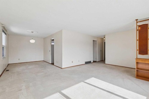 6820 4 Avenue Se, Calgary, AB - Indoor Photo Showing Other Room