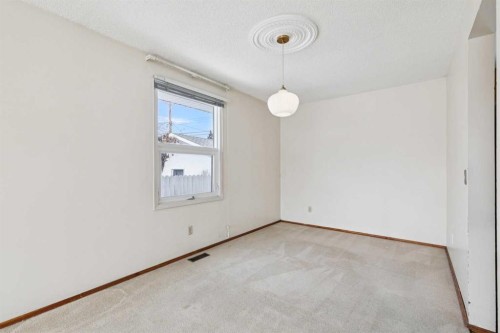 6820 4 Avenue Se, Calgary, AB - Indoor Photo Showing Other Room