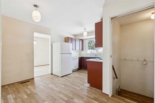 6820 4 Avenue Se, Calgary, AB - Indoor Photo Showing Kitchen
