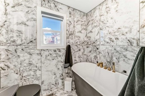 630 Rocky Ridge View Nw, Calgary, AB - Indoor Photo Showing Bathroom