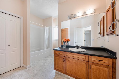 144 Rocky Vista Terrace Nw, Calgary, AB - Indoor Photo Showing Bathroom