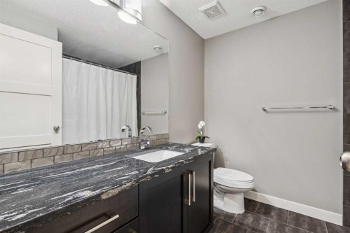 4936 20 Avenue Nw, Calgary, AB - Indoor Photo Showing Bathroom