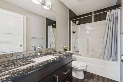 4936 20 Avenue Nw, Calgary, AB - Indoor Photo Showing Bathroom