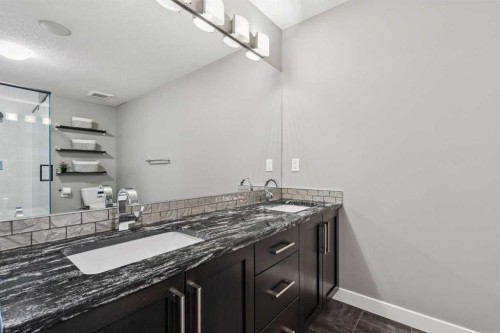 4936 20 Avenue Nw, Calgary, AB - Indoor Photo Showing Bathroom