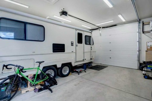 31 Sunset Link, Cochrane, AB - Indoor Photo Showing Garage