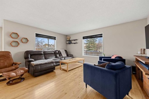 164 West Lakeview Circle, Chestermere, AB - Indoor Photo Showing Living Room
